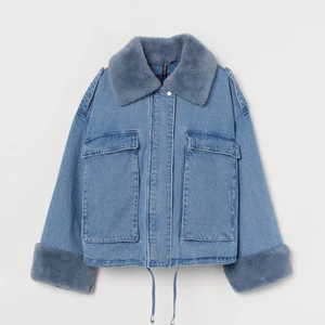 Hm jeansjacka med päls💜 - INTRESSEKOLL Så populär och eftertraktad hm jeansjacka med päls! Helt slutsåld. storlek XS/S men den är ganska stor i storleken👍🏼 som sagt inte helt säker på att jag vill sälja men om jag får ett bra bud gör jag det!! buda från 500kr💕💕