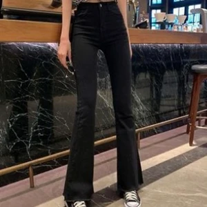 Svarta bootcut jeans - Ursnygga svarta jeans som tyvärr är för små för mig. Första bilden är lånad men den ser nästan identisk ut förutom att jeansen som säljs är lite mer lowaiste. Nyskick, använd fåtal gånger. Sitter jättefint vid skorna och perfekt nu till hösten!😍💕