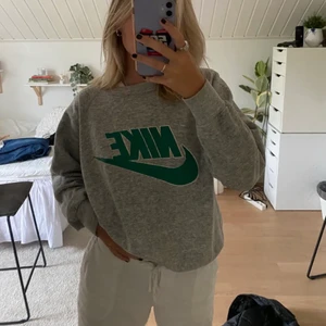 Nike sweatshirt - Säljer denna sweatshirt från Nike i strl M💚 Köpt här på Plick, men säljer för att den inte kommer till användning. Lånade bilder av den jag köpte av💘