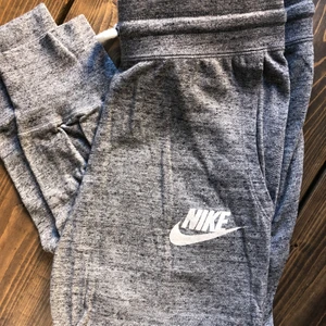 Nike mjukisbyxor  - Jättesnygga mjukisbyxor från Nike i storlek M 