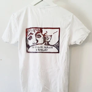 Handtryckt t-shirt med motiv på rygg - Denna har några färgglada stygn på bröstfickan, samtidigt som den har en liten blandning av färger i handtryckta trycket "Do u care, repair and rewear?" Som finns på ryggen! Kan mötas upp i Luleå! Annars står köparen för frakt