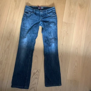 Låtmidjade jeans - Lågmidjade, mörkblå jeans i bra kvalitet! Säljer eftersom de är för små för mig. Passar en XS!