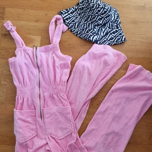 Y2K - Sötaste fjortis velour sparkdräkten/byxdressen/hängselbyxorna. Passar dig bäst som är Xs och inte längre än 157. Är du längre blir de kortare i benen. Intresserad av Fendi fiskarhatten? Följ mig för framtida annons. Tveka inte att skriva vid frågor. 