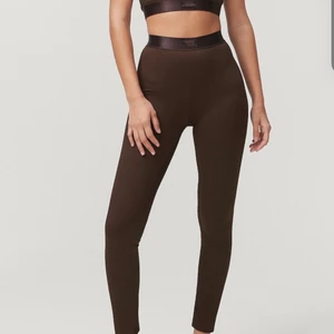 Bruna träningsbyxor GINA TRICOT - Säljer nu dom sjukt snygga bruna träningsbyxor som tyvärr inte kommer till användning, använda Max 2ggr!! Storlek xs men passar mig som även har S i vissa byxor. (Köparen står för frakten) ❤️❤️ hör av er vid flera frågor, bilder exempelvis! 