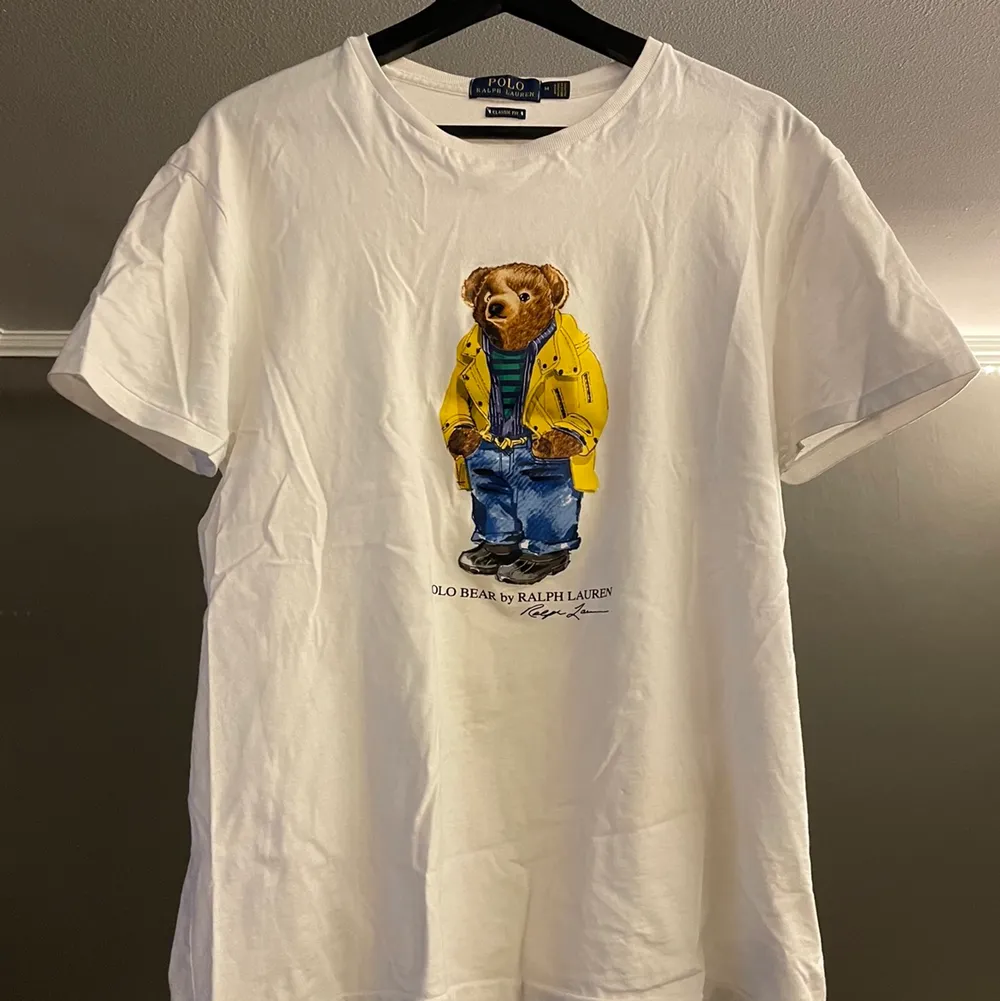 Säljer denna Ralph Lauren Bear T-shirt då den inte används så mycket längre! Anledning är att den sitter lite tajt på mig. Skicket är mycket bra och det finns inga fel överhuvudtaget! Storleken är M och skulle säga att den sitter true to size. Hör av er vid fler frågor!. T-shirts.