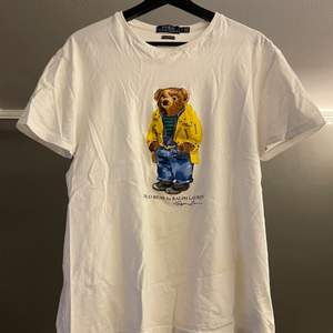 Säljer denna Ralph Lauren Bear T-shirt då den inte används så mycket längre! Anledning är att den sitter lite tajt på mig. Skicket är mycket bra och det finns inga fel överhuvudtaget! Storleken är M och skulle säga att den sitter true to size. Hör av er vid fler frågor!