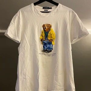 Ralph Lauren Bear T-shirt - Säljer denna Ralph Lauren Bear T-shirt då den inte används så mycket längre! Anledning är att den sitter lite tajt på mig. Skicket är mycket bra och det finns inga fel överhuvudtaget! Storleken är M och skulle säga att den sitter true to size. Hör av er vid fler frågor!