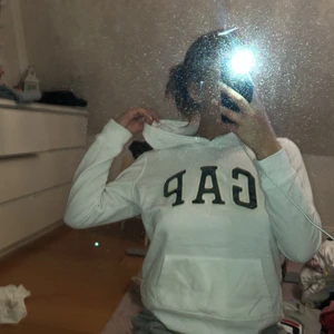 Gap - Vit tröja ifrån Gap (äkta) jättefin men aldrig använd🌸🦋