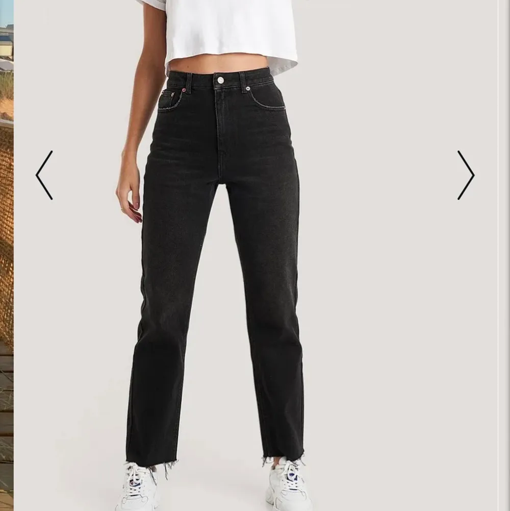 Svarta jeans från nakd☁️Fint använt skick, nypris 519 kr, Säljer för 199kr💗Pris kan diskuteras, frakt tillkommer.. Jeans & Byxor.