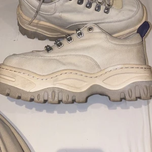 Eytys Angel - Säljer mina super snygga eytys Angel för jag känner att dom inte har kommit till användning! Dom är verkligen skit snygga och har bara använt fåtal gånger! 