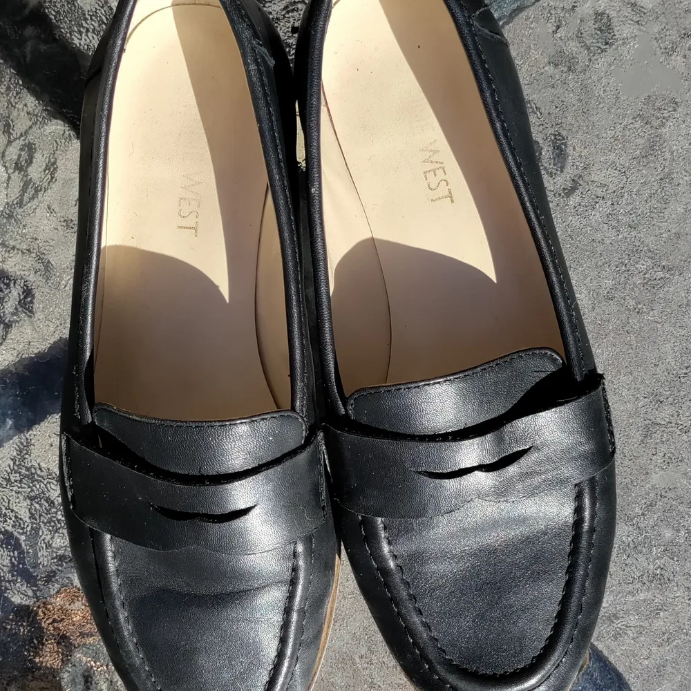 Nine west loafers I mjukaste läder. Vit/träfärgaf sula. Så bekväma. Storlek 37. Köpt på rea för 1000kr.. Skor.