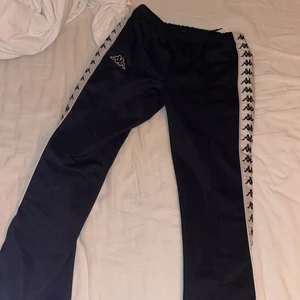 Kappa byxor - Knappar längst benen, skulle passa perfekt på någon som är 165 eller längre