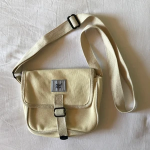 väska🌞 - söt axelremsväska från noa-noa. rymmer det viktigaste.  Kan skicka fler bilder eller mått vid begäran. Om fler är intresserade blir det budgivning. Kolla gärna in mina andra annonser, samfraktar gärna🐅