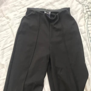 Kostymbyxor med slits - Breda kostymbyxor från Gina med slits framåt längst ner. Inga fel. 150 kr + eventuell frakt. 