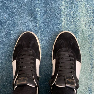 Valentino Flycrew - Säljer nu mina Flycrew för jag tröttnat på dem. Storlek 42 sitter mer som 43. Nypris 4000kr. Dessa skor sälja ej längre på valentino eller Kaspersheat eller Haiendoshop så de har blivit väldigt limiterade.