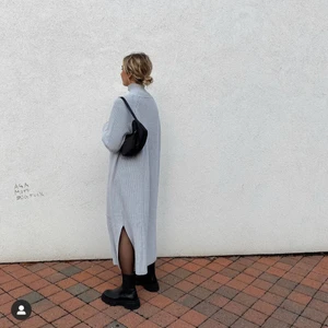 Stickad klänning  - Säljer denna otrooooooliga stickade klänningen. Frakt tillkommer 💙