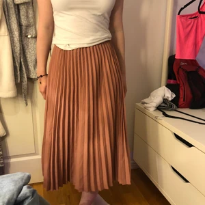 Plisserad rosa kjol - En plisserad rosa kjol från Gina Tricot. I bra skick! Köparen står för frakten💞