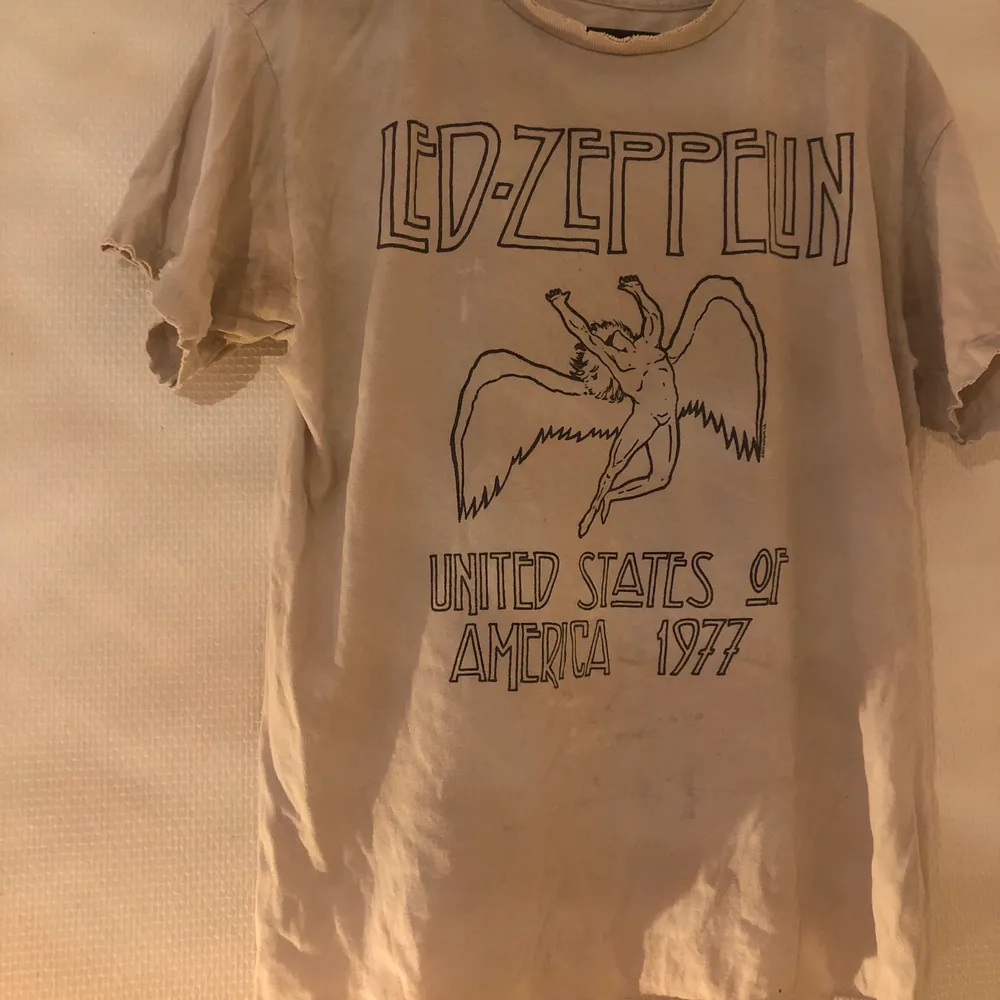 Lite oversize t-shirt med Led Zeppelin-tryck, har ett litet hål under ärmen bara⭐️ köpare står för frakt . T-shirts.