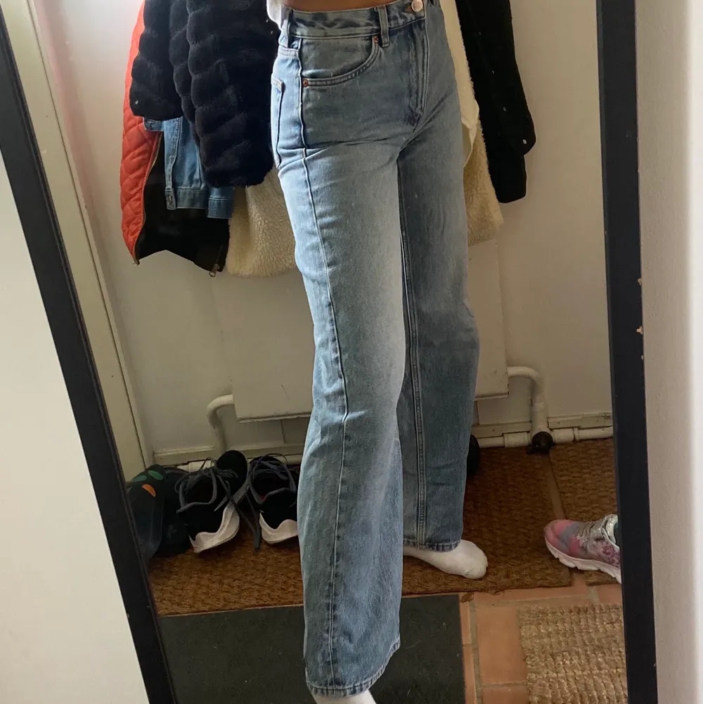Populära jeans från monki i modellen Yoko. Ljusblå färg som är slutsåld på hemsidan. Knappt använda, storlek 25. Nypris 400kr. (Säljer även dessa i mörkgrå o svart). Jeans & Byxor.