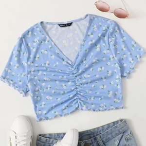 Blå topp - Jättegullig topp i fin blå färg med små blommor. Aldrig använd och priset går att diskuteras:)