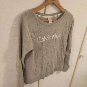 Grå Calvin Klein sweatshirt i storlek XS-S. Säljer då den inte kommer till användning, med andra ord är den som ny! Nypris >450kr men säljer den för 199kr