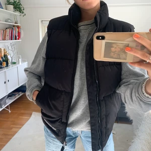 Peak väst - Svart vintage väst från Peak Performance i fint skick! Perfekt nu till hösten😍 Skriv för fler bilder!! Bud på 500!