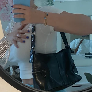 Väskor från humana  - Säljer dessa tre väskor från humana. Dom alla är i fint skick och jag själv har inte använt dom särskilt mycket. Skriv om ni vill ha fler bilder eller annan information. Säljer väskorna för 120 kr styck och köparen står för frakten :)) Den svarta och den blåa väskan är sålda!