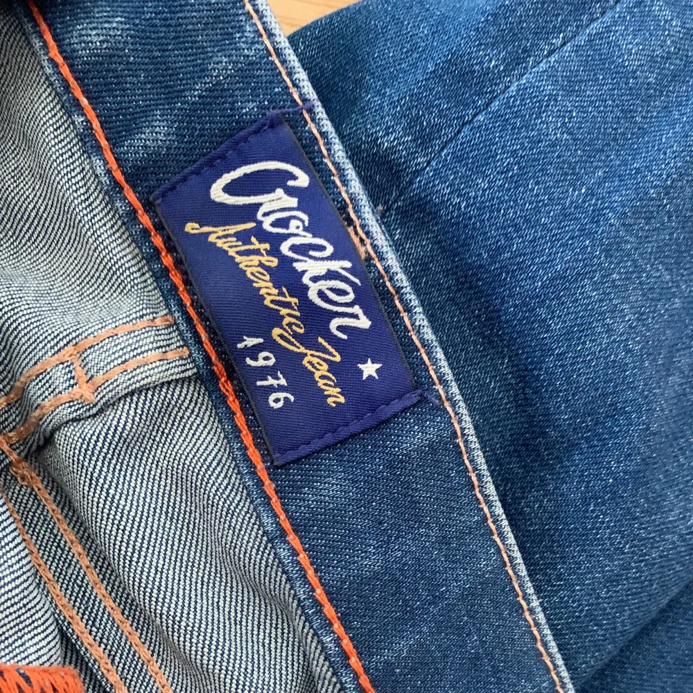Ett par fina jeans från Crocker storlek 26/34. Liten flare/rak byxa på benet. Bättre bild på hela byxorna kan skickas i chatten vid förfrågan! . Jeans & Byxor.
