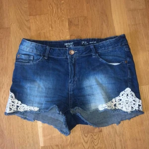 Shorts - Jeansshorts med spets på sidan
