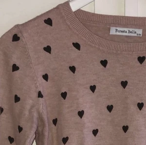 Stickad tröja  - Tunn rosa, stickad tröja med svarta hjärtan på. Köpt i spanien