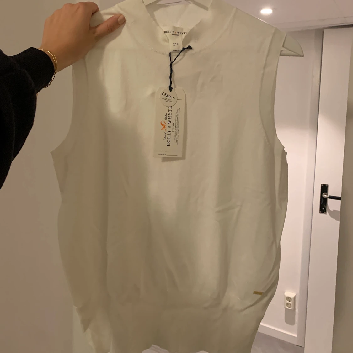 Snygg tunnare väst med lite krage 