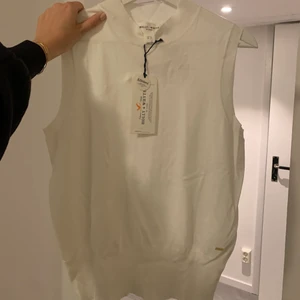 Snygg tunnare väst med lite krage  - Nypris: 199kr men köptes för 150kr. Säljes då den inte kommit till användning. Snygg och väldigt skön. Aldrig använd. Strl M. Men skulle passa allt ifrån xs-L beroende på önskad passform. Frakt tillkommer! hör av er vid frågor 🦋🤍