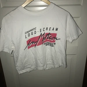 T-shirt strl S - Vit croppad t-shirt med tryck från carlings i storlek S. Knappt använd! 