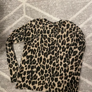 Leopard stickad tröja  - Strl Xs, passar även S
