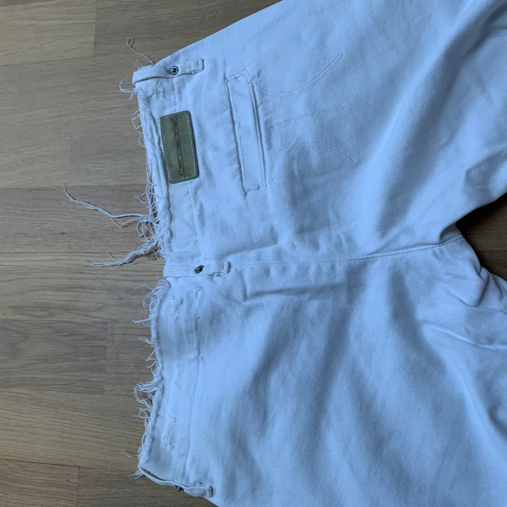 Skit snygga low waist jeans köpta på sellpy men har själv aldrig använt de då de är för små. BUDA!!! Köparen står för frakt💕. Jeans & Byxor.