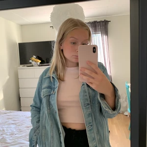 Oversized jeansjacka - Säljer min superfina oversized jeansjacka ifrån lager 157, stl XS men då den är oversized sitter den mer som en S/M! 💙 Den är lite ”tjockare” i tyget, så funkar även nu på hösten!! 😇 Säljer för 120 + frakt 
