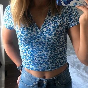  Blommig topp xxs - Säljer denna blommiga topp från new yorker då jag inte använder den längre. Toppen knyts i bak. Storlek xxs. Köparen står för frakten☺️
