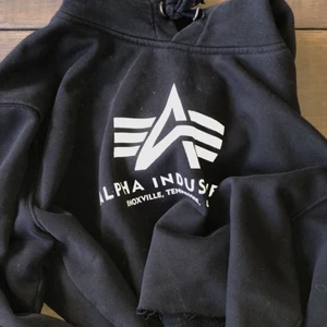 Alfa industri hoodie - En oversized croppad hoodie. passar S/M