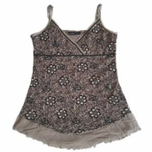 Topp med mönster  - Topp i brunt och svart mönster med paljetter. Superfin! Passar till både fest och vardag beroende på styling. I fint skick köpt secondhand, ursprungligen från Lindex. Skriv för frågor eller fler bilder!🤍