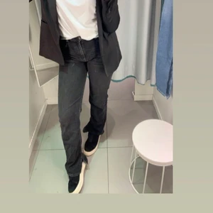 Pull&bear svarta jeans - Ett par raka jeans i svart tvätt, jag använder byxorna på första bilden och är 175 cm. De är ganska tjocka i materialet o tyvär lite stela men en av mina favoriter genom åren. Tyvärr lite små för mig numera. 
