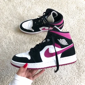 Air Jordan Magenta - Det är dags att sälja mina älskade Jordans mid i färgen Magenta. Dem är köpta hösten 2020 för 1700kr. Skicket är bra men använt. Skriv gärna om du har någon fråga eller vill ha fler bilder!💕