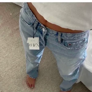 Midrise jeans zara - Populära (slutsålda) midrise jeans från zara i stlk 34,  men passar både 34 och 32 också beroende på hur man vill att dem ska sitta💓
