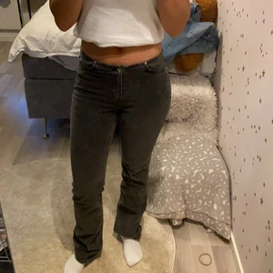 Lågmidjade jeans - Ett par lågmidjade jeans från hm helt slutsålda!🌸är väldigt sköna och stl är 36. Om det är många som är intresserad så startar jag en budgivning!❤️❤️