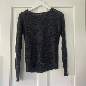 Stickad tröja  - En tunn stickad tröja från BikBok i storlek S, vilket motsvarar storlek 36. Nypris 99kr. Frakt kan man välja mellan spårbar och icke spårbar.