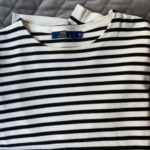 Randig tröja Ralph Lauren - Tröja från Ralph lauren i väldigt fint material. Storlek M men passar bra på xs/m också! Har en liten fläck på undersidan av armen, syns på sista bilden☺️