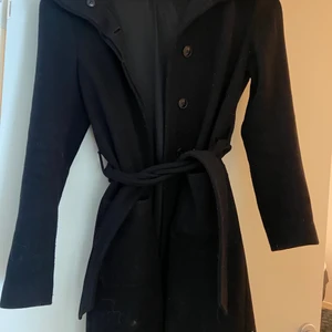 Fin kappa till vintern  - Den håller värmen bra och går ungefär ner till knäna . Från Filippa K 