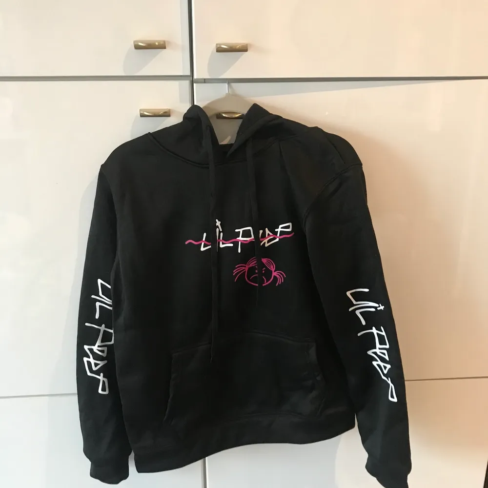 En svart lil peep hoddie. Aldrig använd. Tunn i materialet . Tröjor & Koftor.