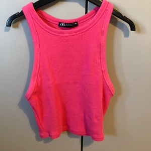 Rosa Zara topp - Säljer den a rosa Zara topp i nyskick, endast testad. Säljer då den tyvärr är för liten för min byst. Den passar dig i storlek S. Frakten är inräknad i priset. Tveka inte på att höra av dig vid intresse, frågor eller om du vill ha fler bilder. 💓💓🥰