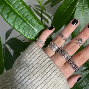 Ringar 925 silver  - Fina justerbara ringar i 925 sterling silver💕 de går att blöta etc. utan att de rostar!! 69kr/st, 2 för 110kr eller 3 för 145kr! Ta en screenshot, ringa in vilken ring du vill köpa och skicka till mig💋 Frakt = 11kr📦