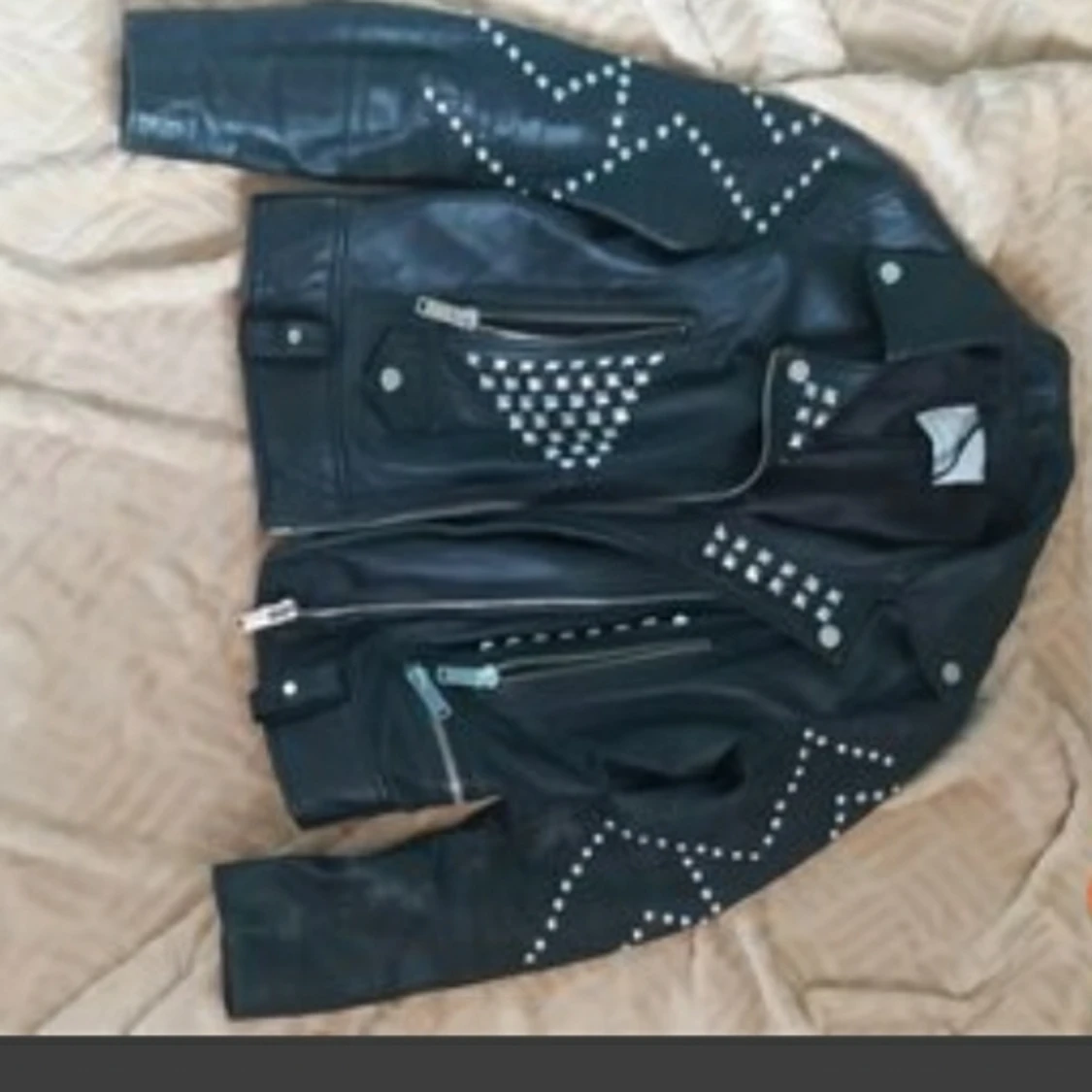 MANGO, svart skinnjacka med nitar.  - 90